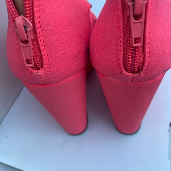 Lady - Picture 3 of 3